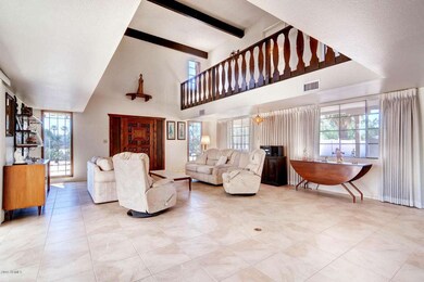 8722 E Cactus Wren Rd-large-004-6-Living
