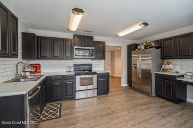 03_4236PondappleDr_5_Kitchen_FlexMLS800x