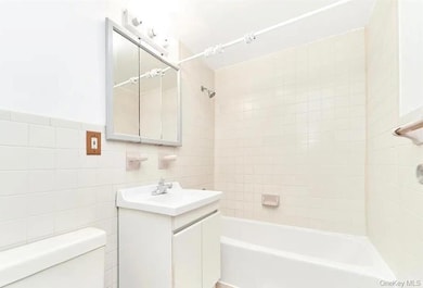 5609 van Cleef St, Flushing, NY 11368 - photo 7