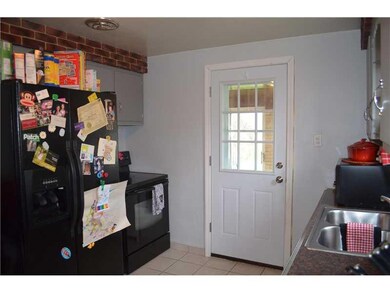 Kitchen. This kitchen comes fully equipped with a 