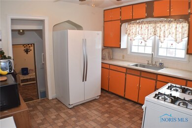 822 W College Ave, Woodville, OH 43469 - photo 4