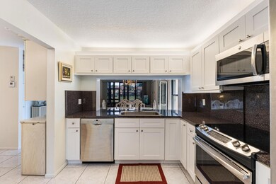 Open to didning and living room