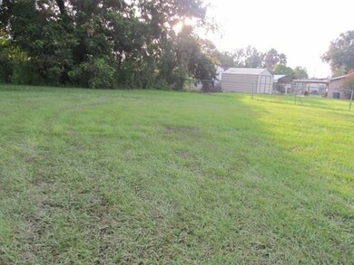 Front to right rear corner. Fence of neighboring p