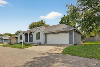 3724 SW Brook Lawn Cir, Topeka, KS 66610 - photo 2