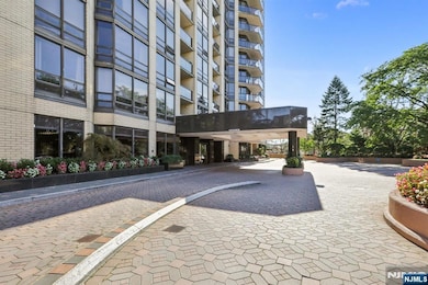 The Royal Buckingham unit 4J, Fort Lee, NJ 07024 - photo 2