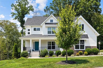 View of front facade featuring a front yard and a