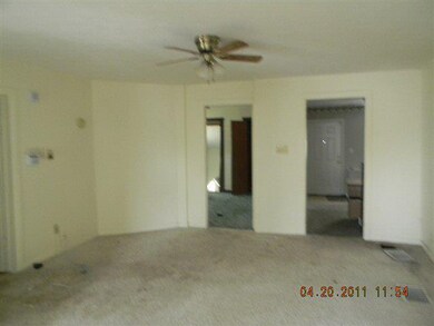 528 S Gharkey St, Muncie, IN 47305 - photo 4