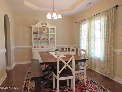 200 Wedgefield Cir - Dinning
