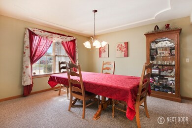 Dining Rm w/ Tray Ceiling