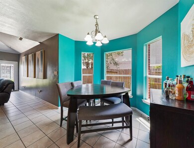 Breakfast nook w/bay window