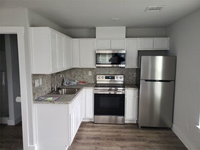 211 Lulac St unit 3, Alvin, TX 77511 - photo 5