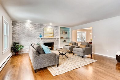 4311 WOODHALL RD Upper-large-007-3-Livin