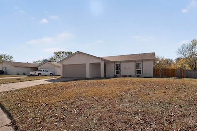 733 Woodcrest Dr, Grand Prairie, TX 75052 - photo 3