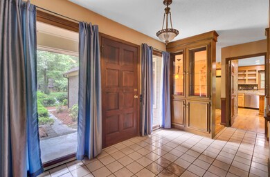 103 Kenninghall foyer door side