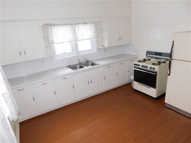 UNITS MIRROR ONE ANOTHER KITCHEN