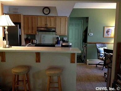 Kitchen Grab a bite to eat at your breakfast bar o
