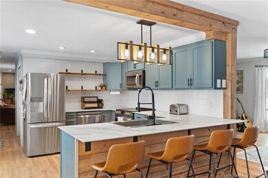 Beautiful eat-in kitchen!