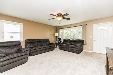 726 31st St SE, Cedar Rapids, IA 52403 - photo 2