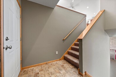 Large foyer to welcome your guests.