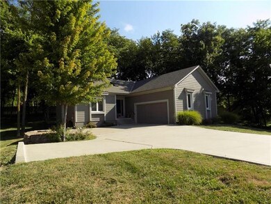 LARGE DRIVE WITH 2 TURN AROUNDS !!