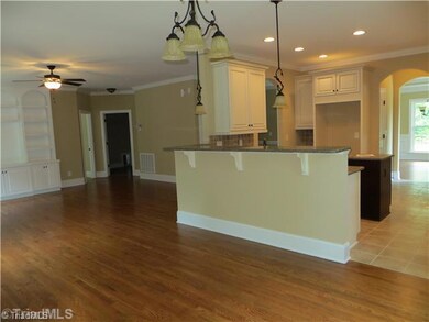 Breakfast. Large Breakfast Room Opening into Screened Porch