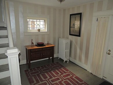 Foyer Bright Cheerful and Spacious