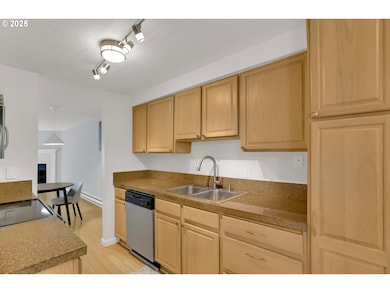 5602 S Riverside Ln unit 8, Portland, OR 97239 - photo 4