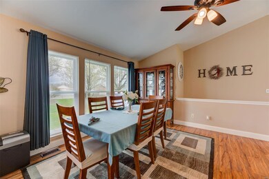 Diningroom area.