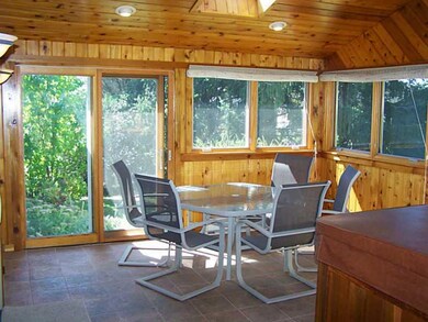 Sunroom. Gorgeous Four Season room with hot tub!!