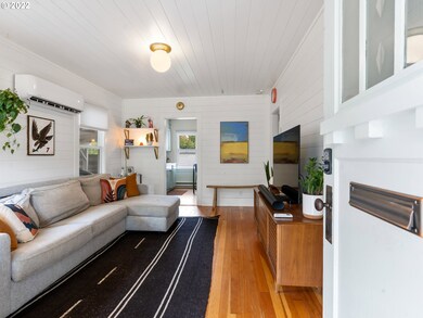 Living Room/Entrance