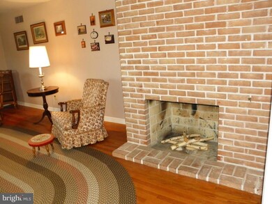 338 E Cedar St, New Holland, PA 17557 - photo 3