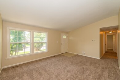 124 Del Rio Rd, Carpentersville, IL 60110 - photo 5