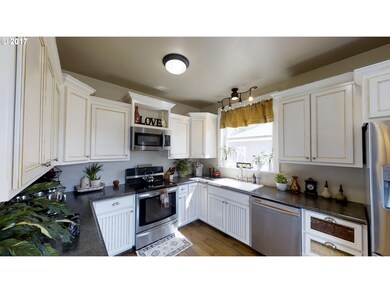 390 W Oregon Ave, Creswell, OR 97426 - photo 6