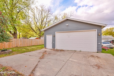716 S 9th St, Grand Forks, ND 58201 - photo 4