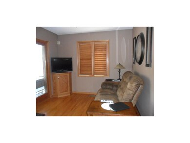 sitting room/breakfast room