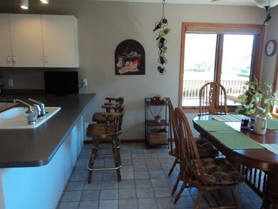 Kitchen Breakfast bar and eat-in area