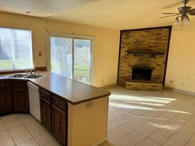 Kitchen with breakfast bar