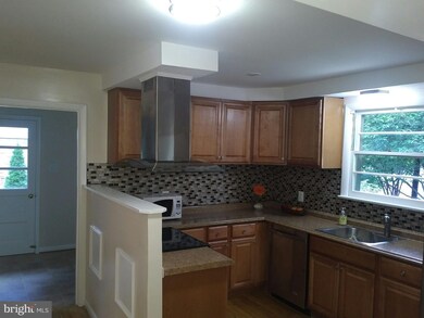 8813 Stonehaven Ct, Potomac, MD 20854 - photo 7