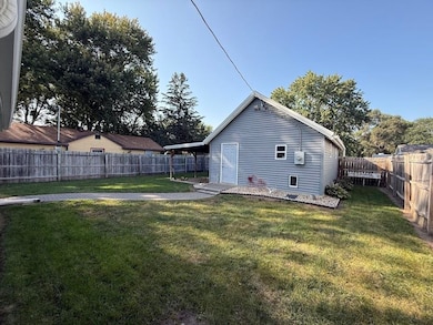 1112 Whiting Dr, Yankton, SD 57078 - photo 4