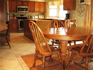 Large Eat -In kitchen with ceramic flooring, cente