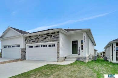8501 Lost Arrow Ct, Lincoln, NE 68507 - photo 2
