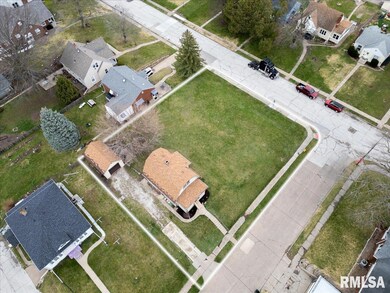 910 W Pleasant St, Davenport, IA 52804 - photo 5