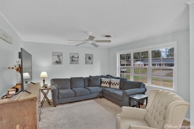 Comfy living room-great for watching those ballgam