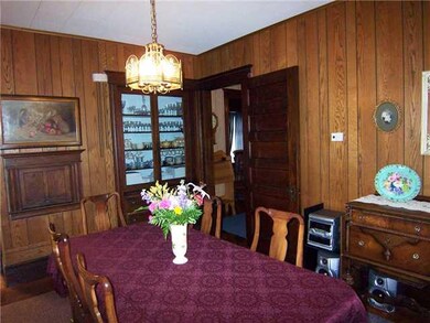 Dining Room. BEAUTIFUL NATURAL HARDWORK.