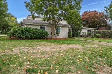 995 Williamsburg Cir, Warwick, RI 02886 - photo 3