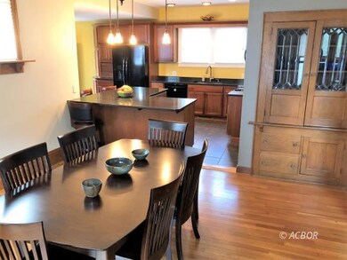 Dining to Kitchen