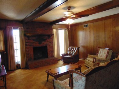 Lots of room for the family to gather..........
