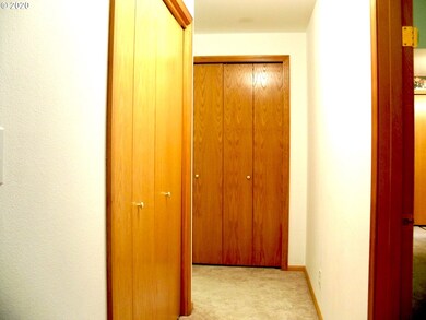 1496 Diamond St, Springfield, OR 97477 - photo 4