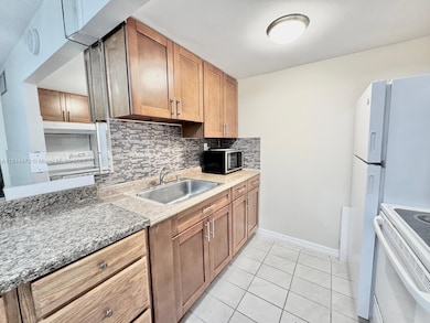 Warrenton House Condos unit 122, Hollywood, FL 33020 - photo 2