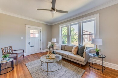 Cheery and Welcoming Living room